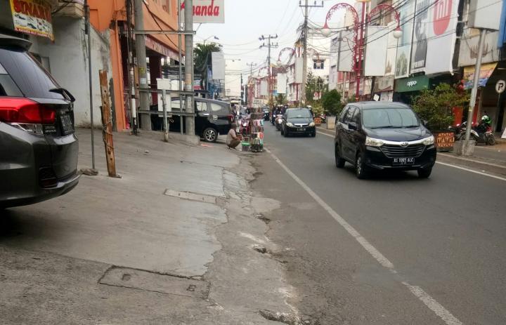 Agar Bisa Bertahan di Masa PPKM, Para Pedagang Casing HP Berjualan di Pinggir Jalan